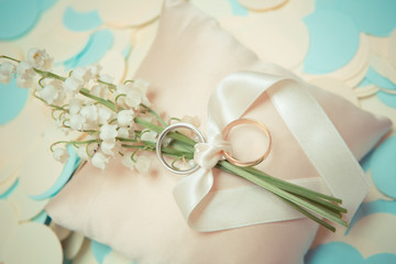 white gold wedding rings with a bouquet