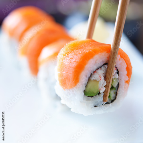 Ramasser un morceau de sushi avec des baguettes Tableau sur Toile