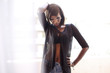 © zonch - ragazza con camicia nera