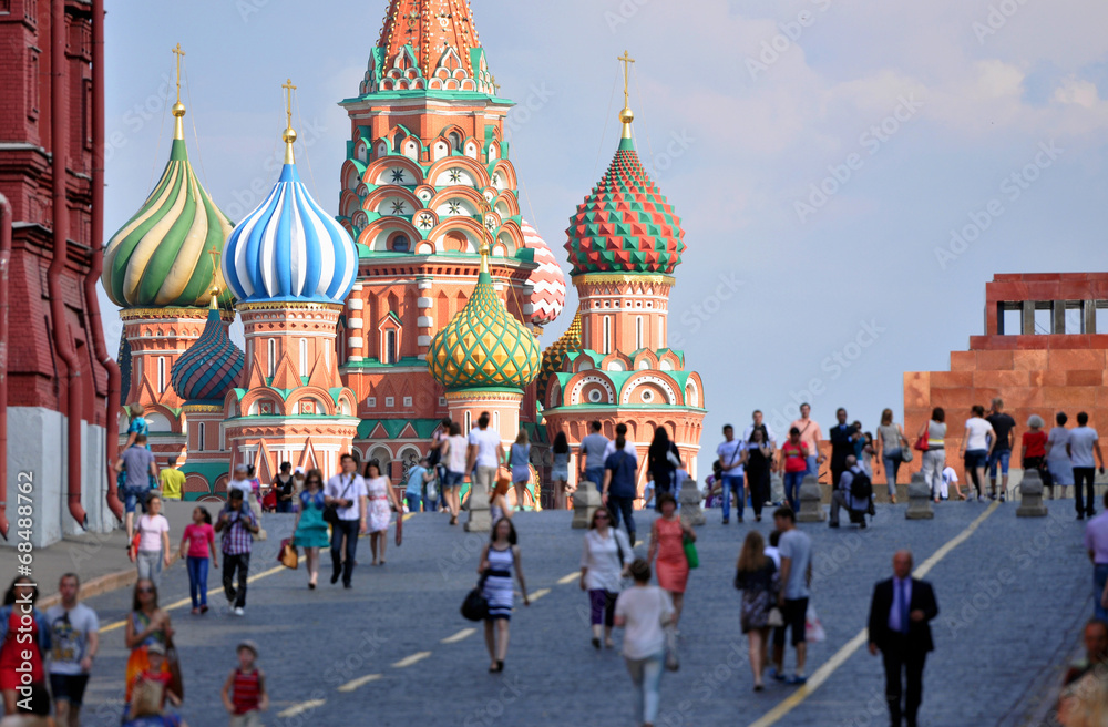 Red Square and St. Basil's Cathedral in Moscow - obrazy, fototapety, plakaty 