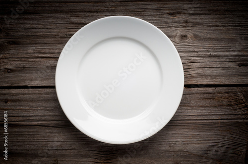 Fotomural Empty white plate on wooden table