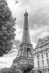 Canvas Print - Eiffell Tower between the palaces of Paris