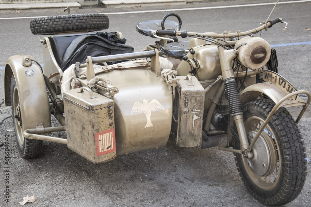 stary-niemiecki-motor-z-miejscem-dla-pasazera