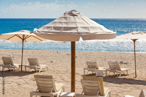 Parasols Et Lits De Soleil Sur Plage île De La Réunion