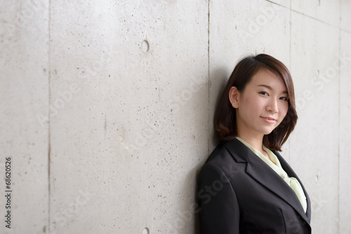 コンクリートの壁に寄りかかる女性 Stock Photo Adobe Stock コンクリートの壁に寄りかかる女性 Stock Photo Adobe Stock