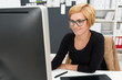 © contrastwerkstatt - moderne junge frau schaut auf pc-monitor