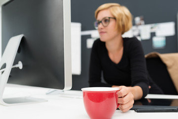 Sticker - angestellte am schreibtisch mit einer roten tasse