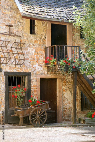 Naklejka na drzwi The pretty wood cart befor entrance to house