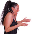 Frau streitet und artikuliert mit Händen