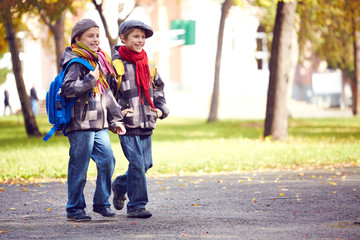 Sticker - Pupils going to school