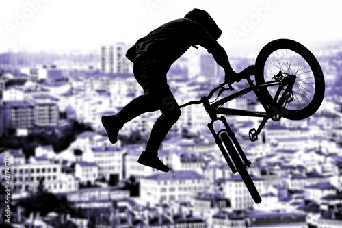 Naklejka dekoracyjna Silhouette bmx sport rider in action with scenery background