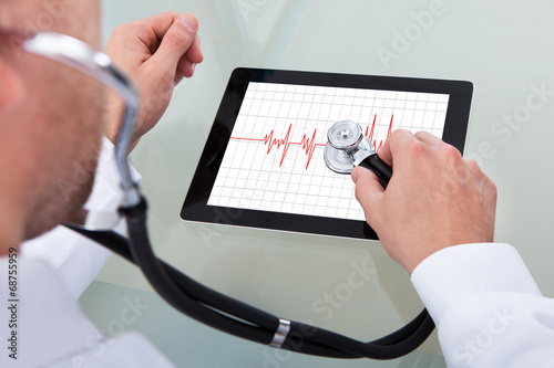 Fotografie, Obraz Doctor Analyzing Heartbeat On Digital Tablet