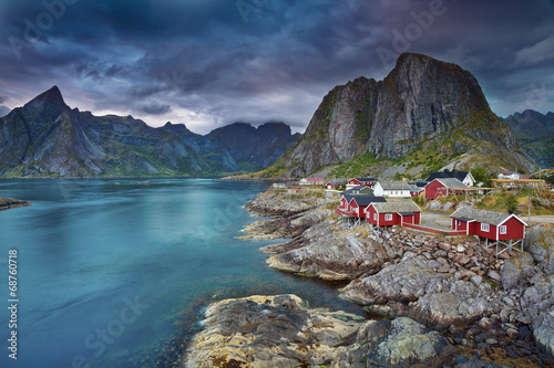 Naklejka na drzwi Norwegia górski krajobraz z jeziorem