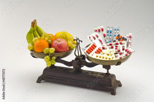 Fotografía Alimentos Healtyy frente píldoras médicas.