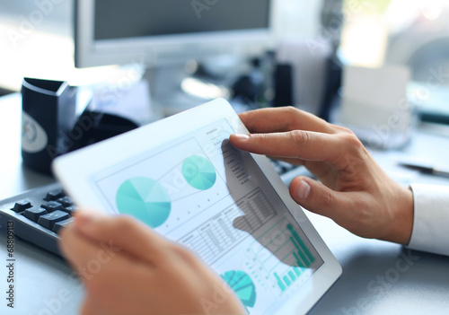 Foto Business person analyzing financial statistics
