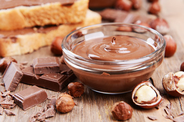 Canvas Print - Sweet chocolate cream in bowl on table close-up