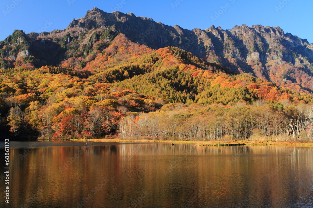 秋の戸隠高原 紅葉の鏡池と戸隠山 Fototapety