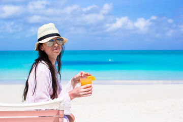 Poster - Beautiful woman with cocktail in hand on beach