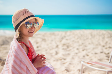 Wall Mural - Cute little girl in hat on beach during summer vacation