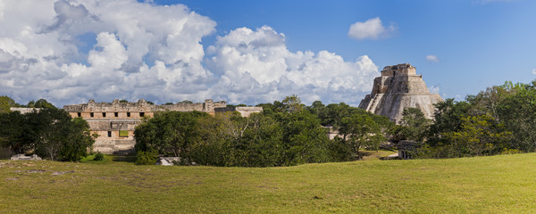 Uxmal in Mexiko - panorama with temple and pyramid