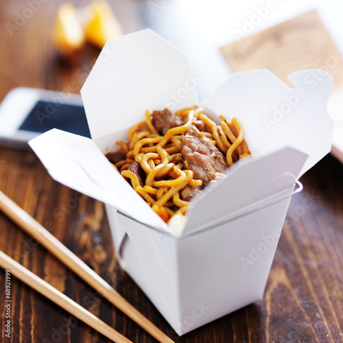 Photographie Chinese prendre avec un téléphone intelligent sur la table et le menu