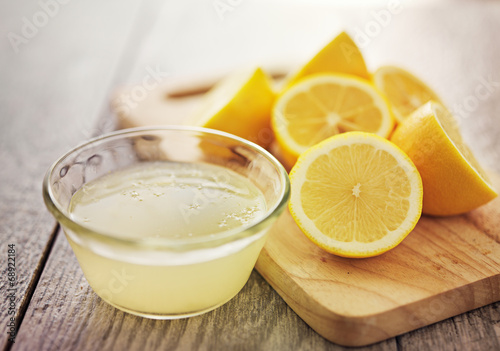 Cuadros en Lienzo freshly squeezed lemon juice in small bowl