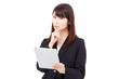 © siro46 - タブレットを持って考えるビジネスウーマン