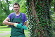© Peter Atkins - freundlicher Gärtner neben einem Baum