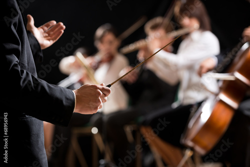 Dekoracja na wymiar  dyrygent-orkiestry-na-scenie