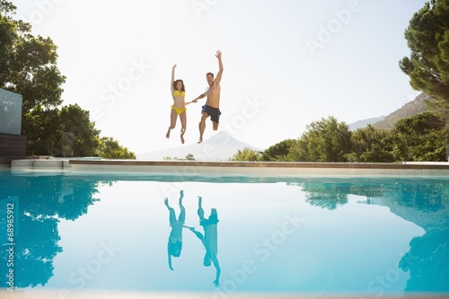 Obrazy skoki do wody  wesola-para-skaczaca-do-basenu