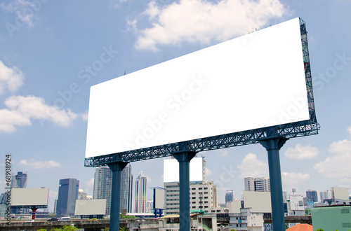 Fotografía large blank billboard on road with city view background
