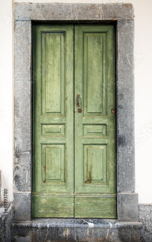 Fototapeta na wymiar vecchio portoncino verde acido