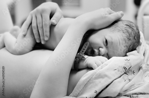 Cuadros en Lienzo Newborn baby right after delivery