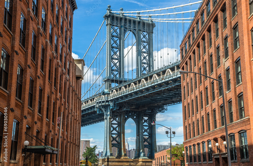 New York City Brooklyn old buildings and bridge in Dumbo - obrazy, fototapety, plakaty 