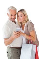 Aufkleber - Happy couple holding shopping bags and smartphone