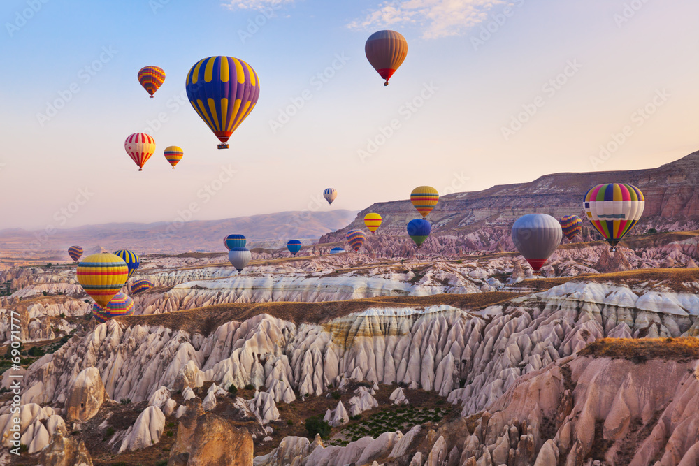 kolorowe-balony-lecace-nad-kapadocja-w-turcji