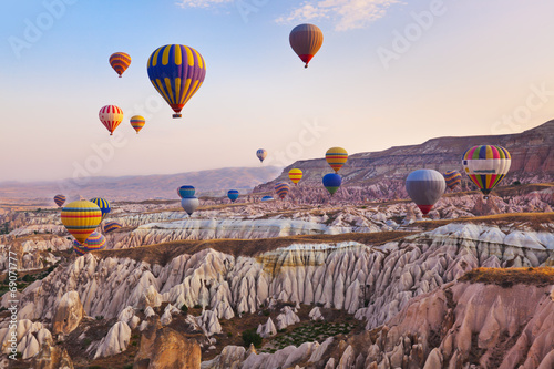 Plakat na zamówienie Hot air balloon flying over Cappadocia Turkey