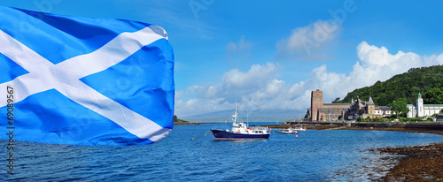 Fotomural Scottish flag on Oban bay background