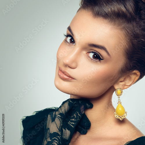 Fotografia, Obraz Portrait of beautiful woman with retro grab and old fashioned ma