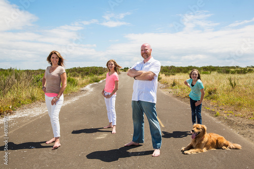 Fotografia, Obraz A happy family on a quiet country road