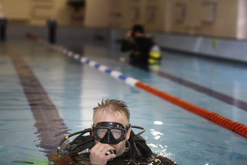 Canvas Print - man teaches diving in the pool, swim coach