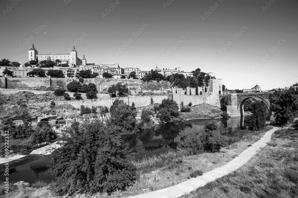 View of the Alcazar in Toledo, Spain - obrazy, fototapety, plakaty 