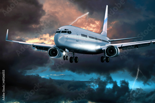 Poster Passagierflugzeug im Landeanflug bei Gewitter