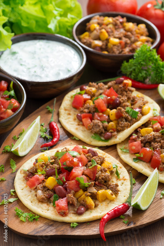 Fényképezés tortillas with chili con carne and tomato salsa on wooden board