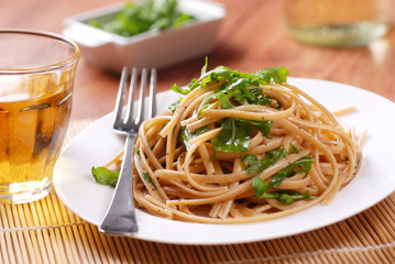 Canvas Print - linguine di grano integrale con la rucola