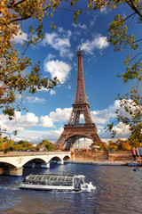 Fototapete - Eiffel Tower with boat on Seine in Paris, France
