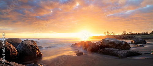Cuadros en Lienzo Plage de La Réunion au crépuscule.