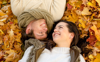 Poster - close up of smiling couple lying in autumn park