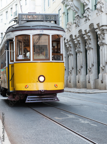 tramwaj-staromodny-podroz-po-lizbonie-zolta-komunikacja