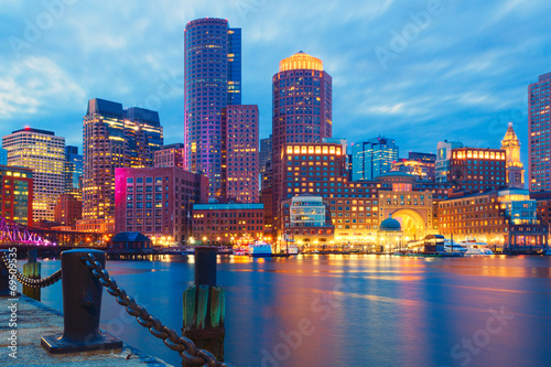 Fotografía Boston Harbor and Financial District at sunset.